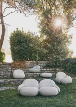 Gubi Pacha Outdoor Loungestoel Met Armleuning, Dedar Libera 003, Mosgroene Voet -Meubelwinkel gubi pacha outdoor loungestoel met armleuning 2