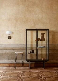 Gubi Private Vitrine 110x45x191 Cm, Bruinzwart Gebrandschilderd Eiken -Meubelwinkel gubi private vitrine 110x45x191 cm 11