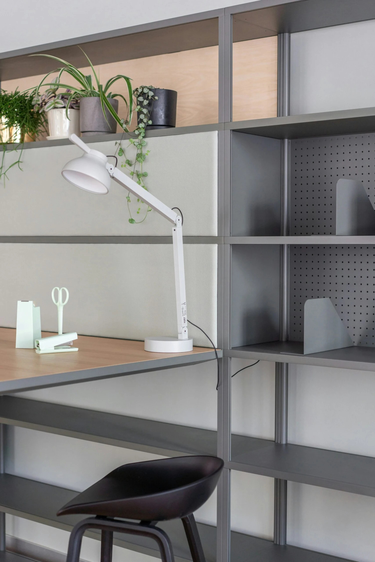 Hay AAS 32 Barkruk Hoog, Gelakt Eiken Op Waterbasis Zwart / Zwart 5 Hay AAS 32 Barkruk Hoog, Gelakt Eiken Op Waterbasis Zwart / Zwart - Afbeelding 3