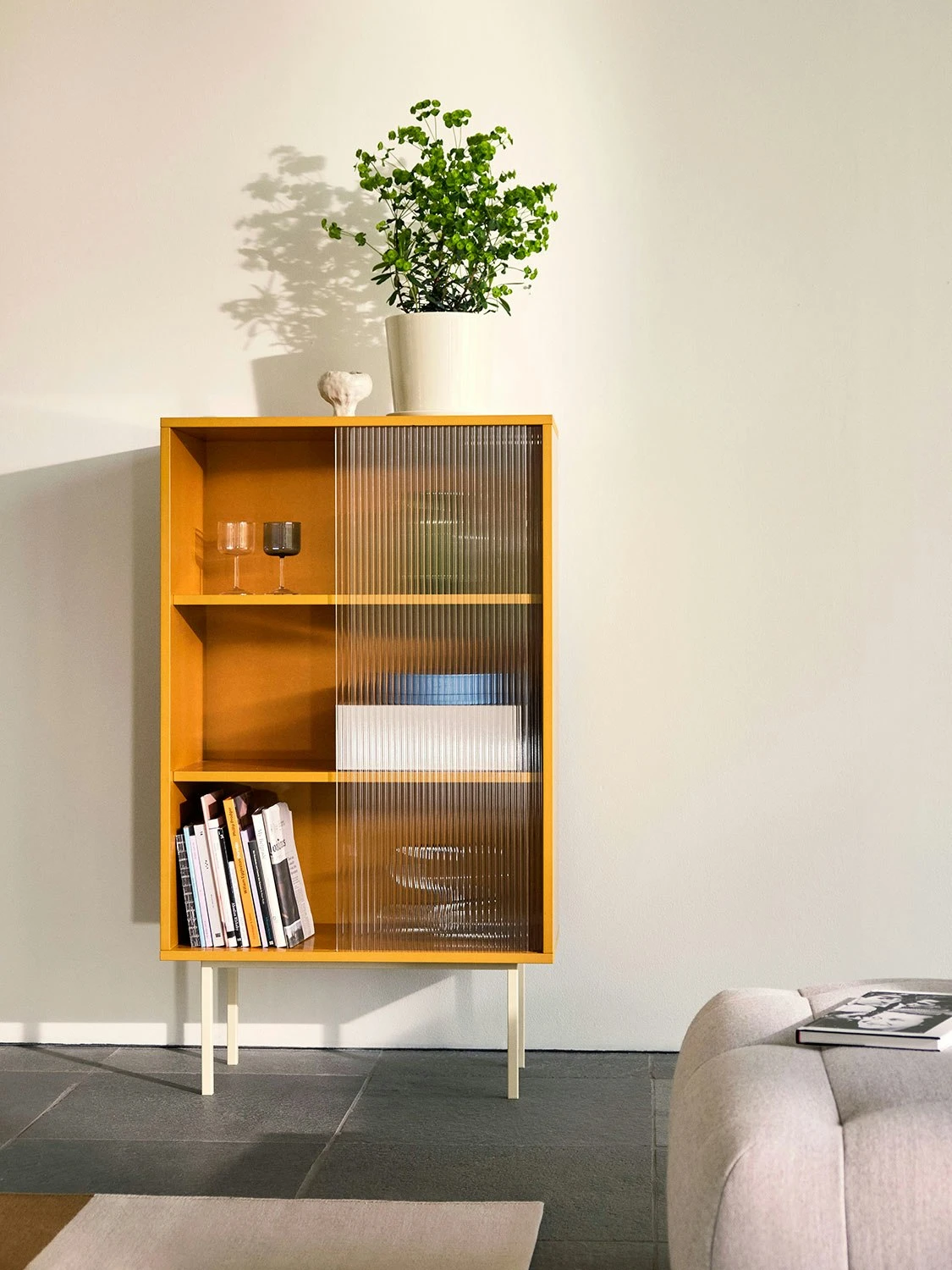 Hay Colour Cabinet Vitrinekast, Glazen Deur / Geel 6 Hay Colour Cabinet Vitrinekast, Glazen Deur / Geel - Afbeelding 4