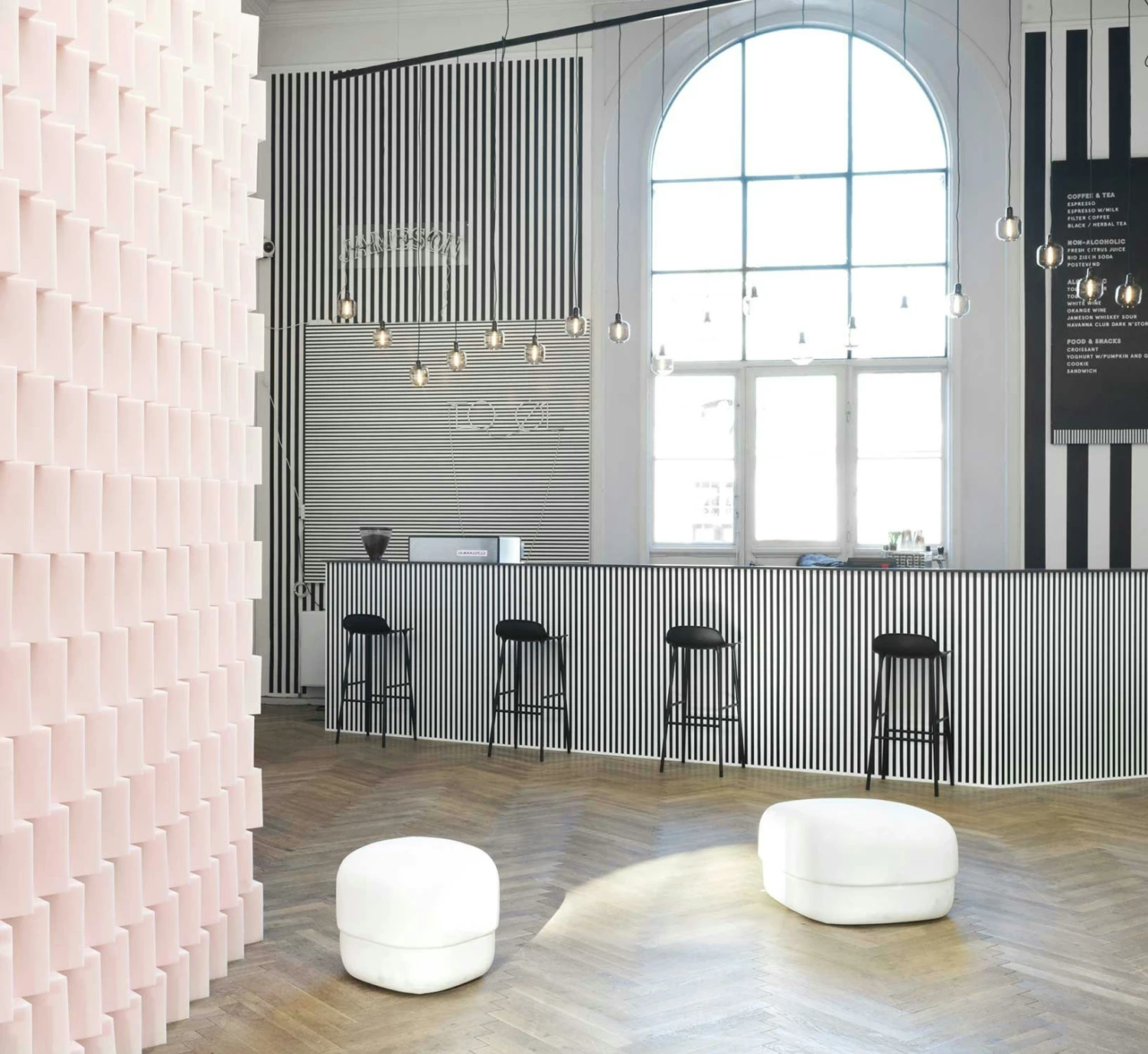 Normann Copenhagen Form Barkruk Stalen Onderstel, 65 Cm, Zwart 8 Normann Copenhagen Form Barkruk Stalen Onderstel, 65 Cm, Zwart - Afbeelding 6