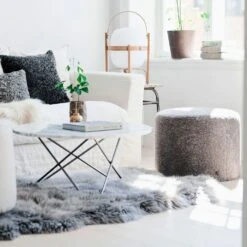 Shepherd Frida Round Sheepskin Pouf, Creme -Meubelwinkel shepherd frida sheepskin pouf 4
