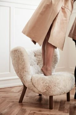 &Tradition Lilla Petra Loungestoel Vb1, Geolied Notenhout / Shapenvacht Moonlight -Meubelwinkel tradition lilla petra loungestoel vb1 geolied walnoot 21