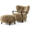 &Tradition Wulff ATD2 Loungestoel + ATD3 Voetenbank, Walnoot / Sheepskin Honey -Meubelwinkel tradition wulff lounge chr atd2 atd3 shpskn honey walnut 0