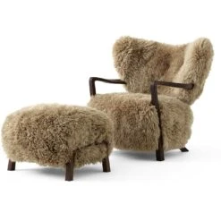 &Tradition Wulff ATD2 Loungestoel + ATD3 Voetenbank, Walnoot / Sheepskin Honey